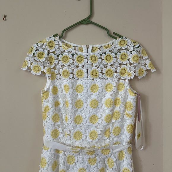 White and Yellow Flower Lace Dress Size 2 - Picture 2 of 10